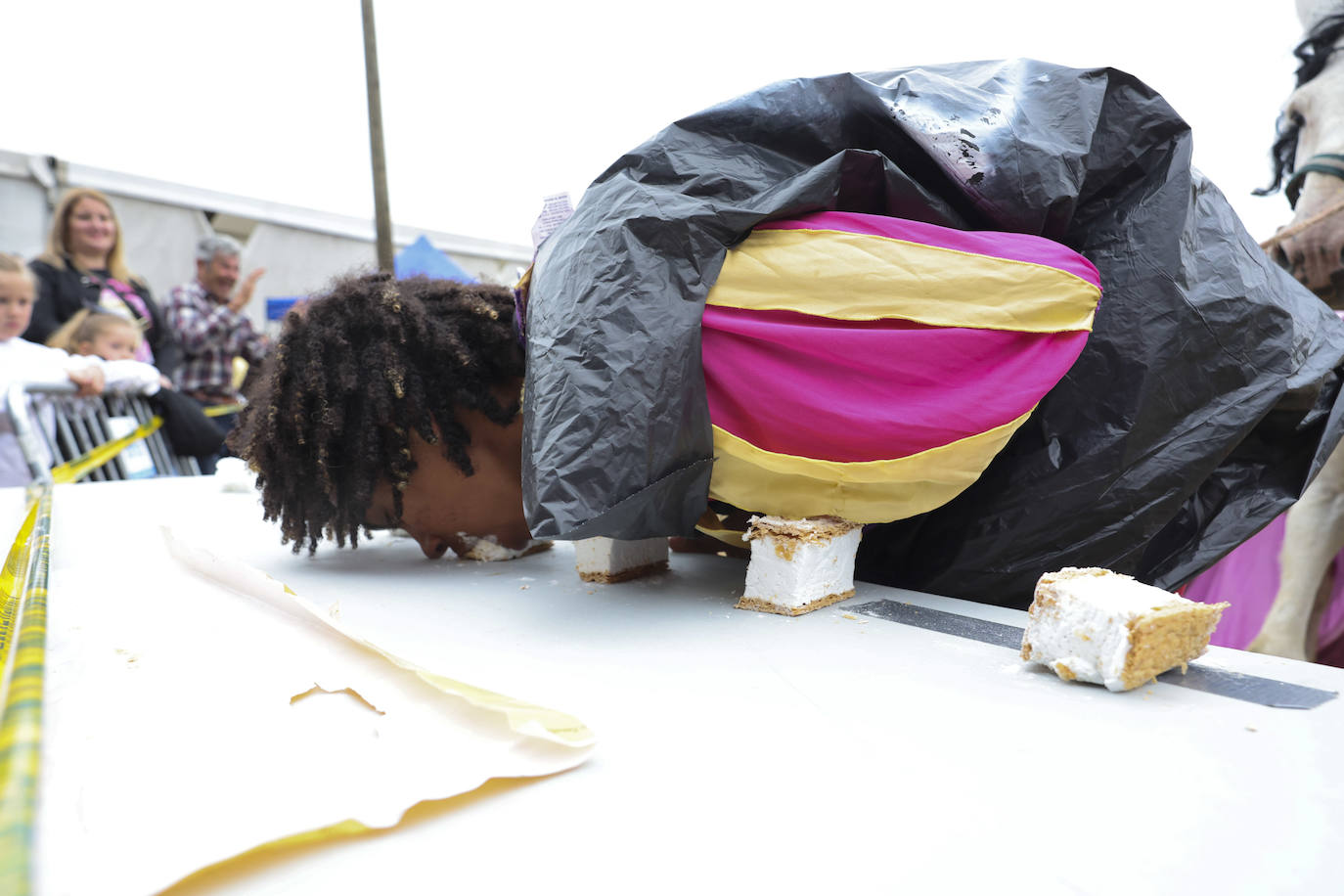 Con motivo de las fiestas de San Cristóbal Collao recuperó este lunes a partir de las ocho de la tarde su tradicional carrera de burros (con y sin disfraces). Se trata de una cita que ya suscitó cierta polémica en el pasado debido a las quejas de los colectivos animalistas, aunque la organización demostró tener todos los papeles en regla y la diversión ha continuado hasta la pandemia sin impedimento