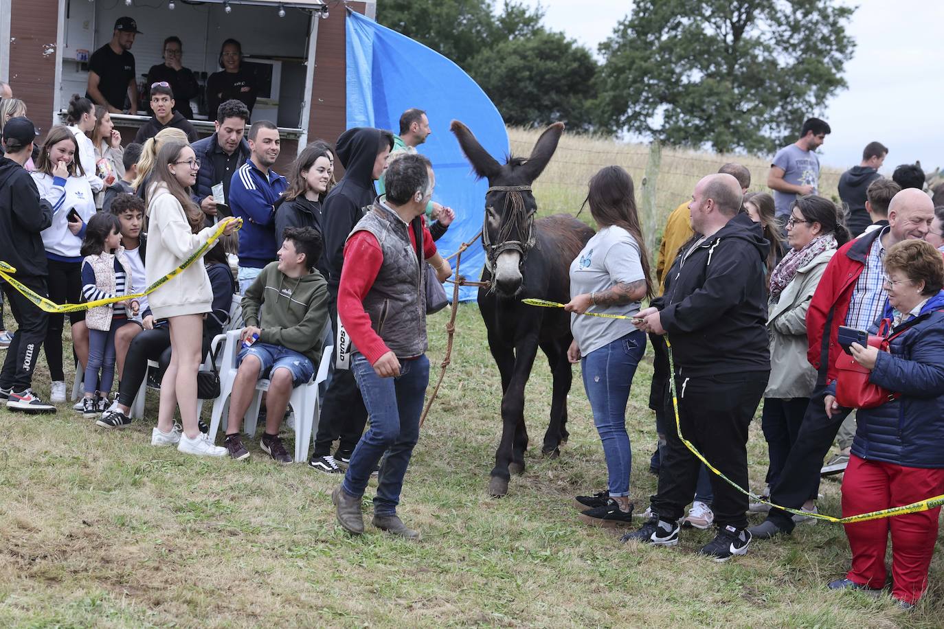 Con motivo de las fiestas de San Cristóbal Collao recuperó este lunes a partir de las ocho de la tarde su tradicional carrera de burros (con y sin disfraces). Se trata de una cita que ya suscitó cierta polémica en el pasado debido a las quejas de los colectivos animalistas, aunque la organización demostró tener todos los papeles en regla y la diversión ha continuado hasta la pandemia sin impedimento