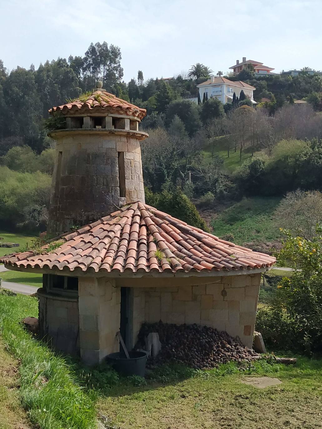 Palomar de doble planta circular imbricada con torreta cilíndrica tejada. 