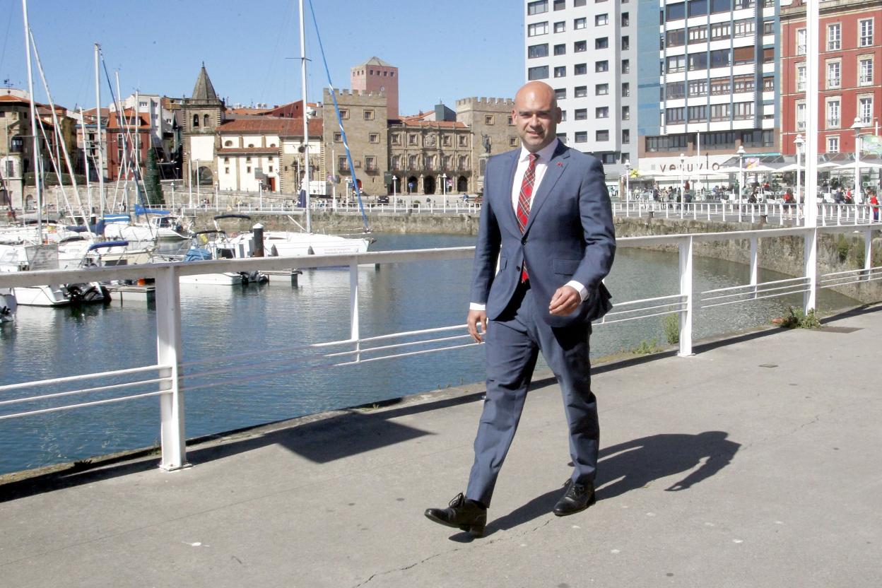 El portavoz de Foro en Gijón, Jesús Martínez Salvador, por el Muelle. 
