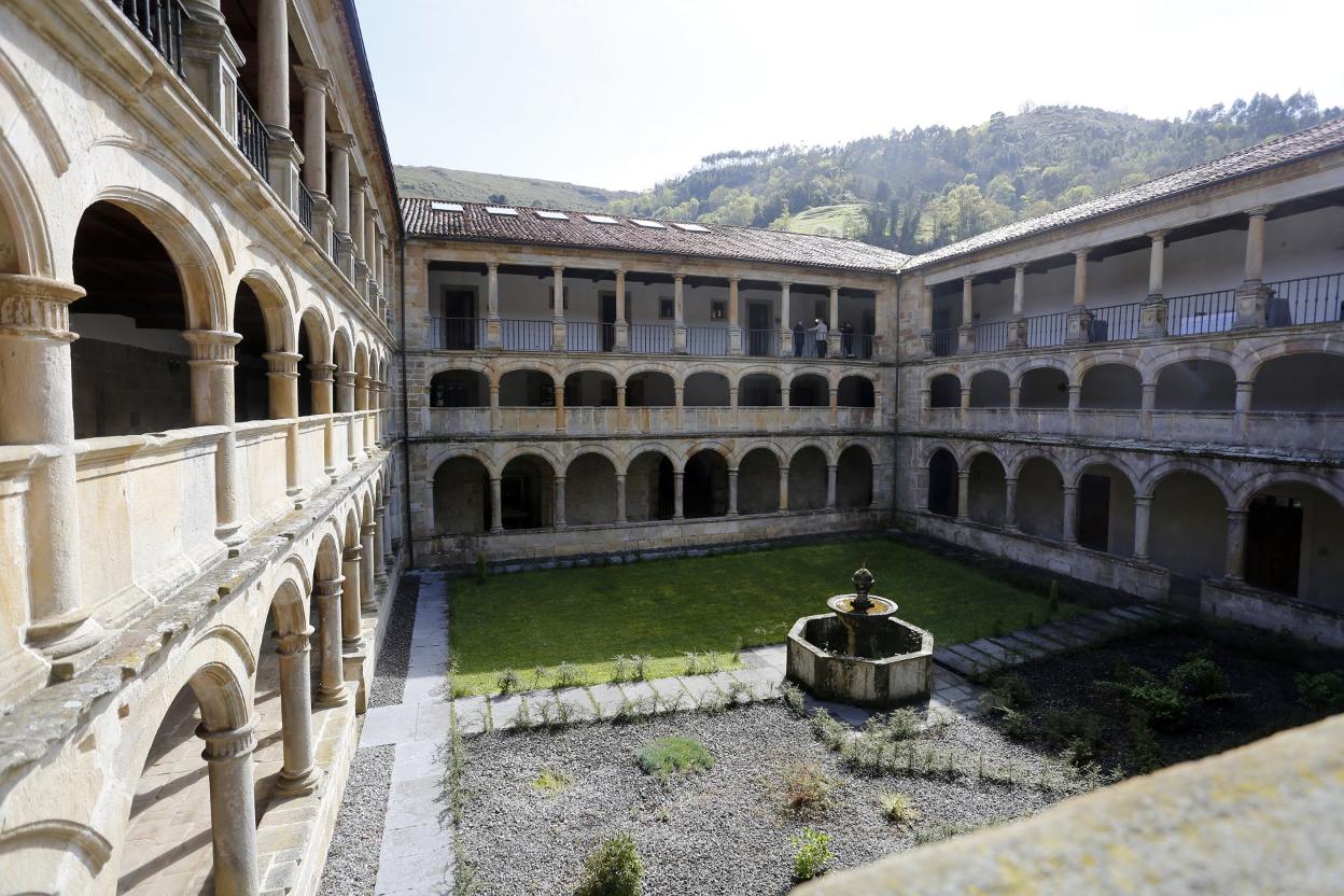 Claustro del monasterio de Valdediós. 