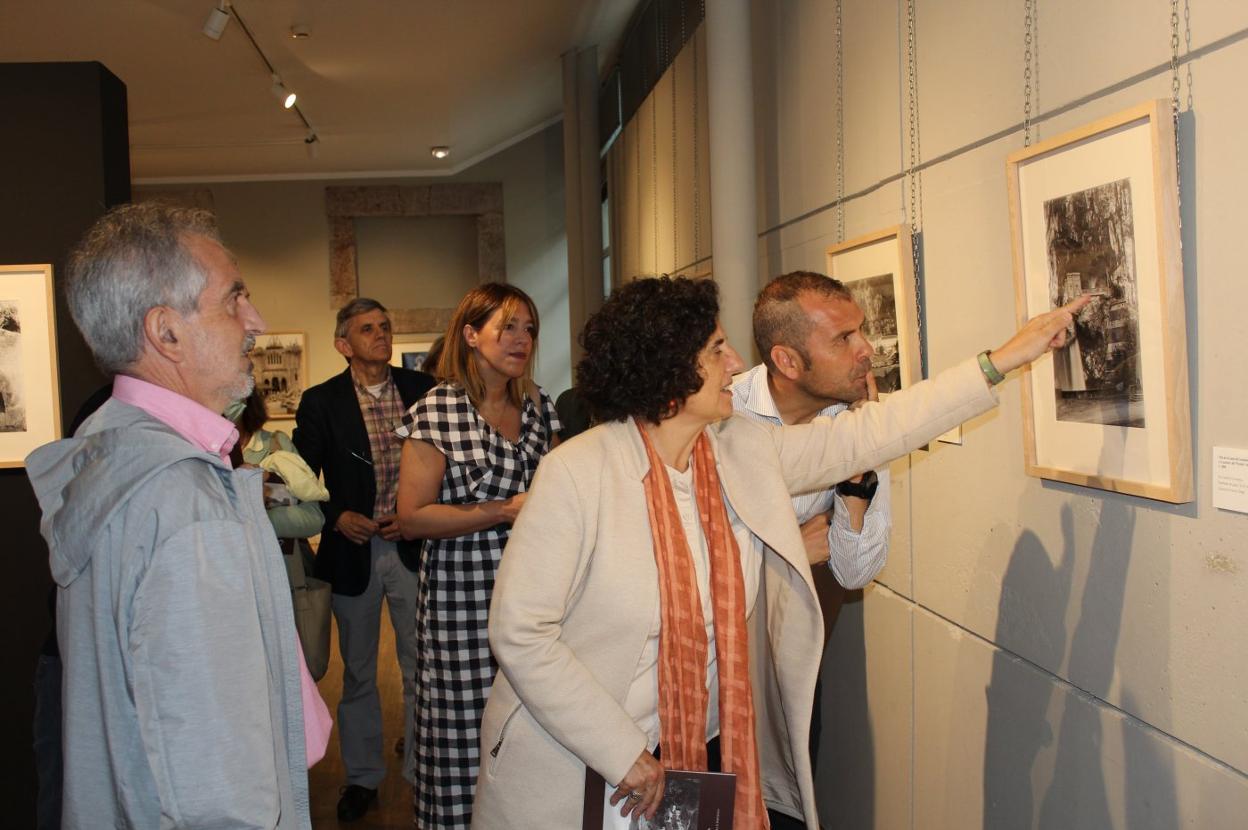 Antonio Diego, Berta Piñán y José Manuel González Castro, ayer, en la visita inaugural a la exposición. 