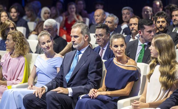 Los Reyes, la princesa Leonor y la infanta Sofía, durante la ceremonia a los premiados de la Fundación Princesa de Girona.