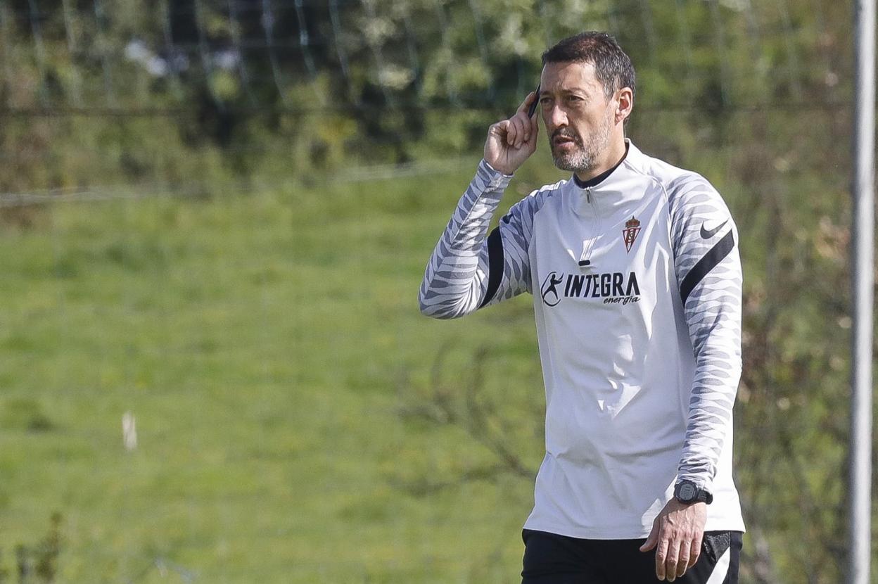 Sergio Sánchez, entrenador del filial hasta ayer, durante un entrenamiento. 