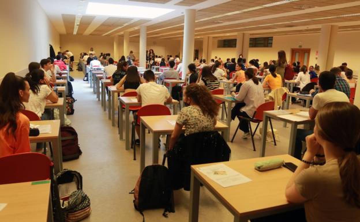 Examen de la Evaluación de Bachillerato para Acceso a la Universidad (EBAU) en el campus de Mieres.