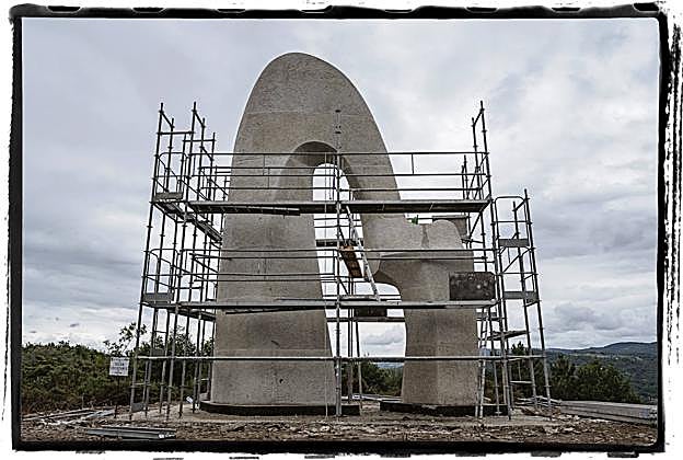 Monumento en memoria de Miguel Ángel en faramontaos (Ourense), en construccioón 