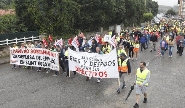 Los trabajadores de Saint-Gobain lideraron ayer una manifestación a pie desde la fábrica de La Maruca hasta el Ayuntamiento de Castrillón, en Piedras Blancas. 