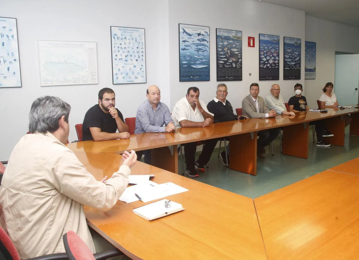 El director de Pesca Marítima, Francisco González, en la reunión con las cofradías de pescadores. 