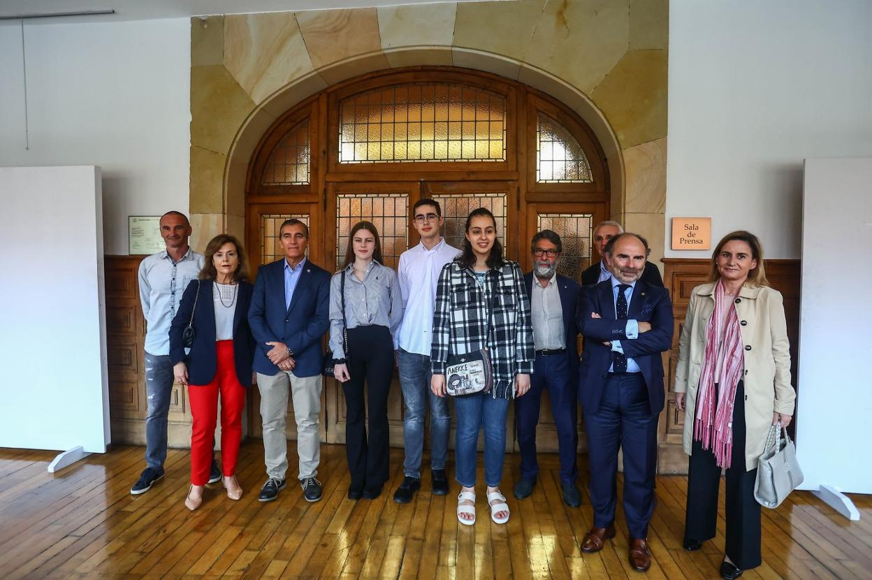 El rector, Ignacio Villaverde, con los tres participantes asturianos en las Olimpiadas de Químicas. 