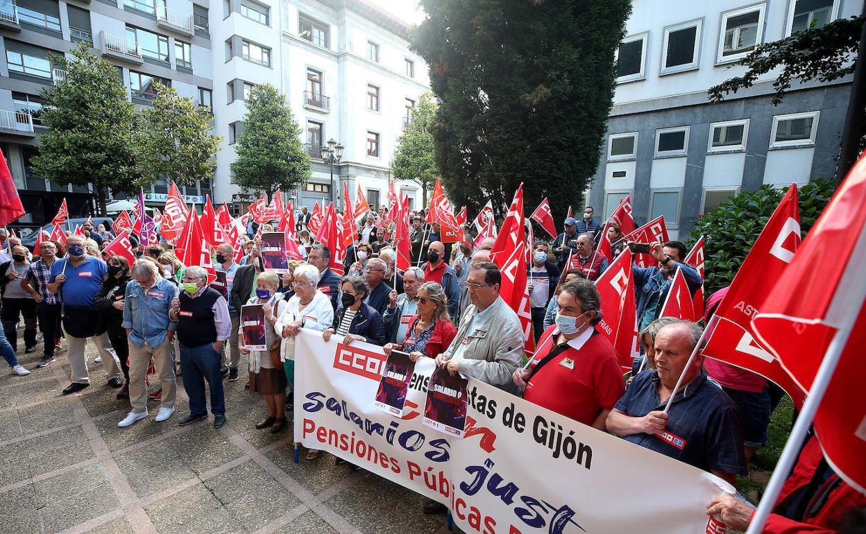 Concentración de CC OO y UGT ante la sede de Fade, en Oviedo. 