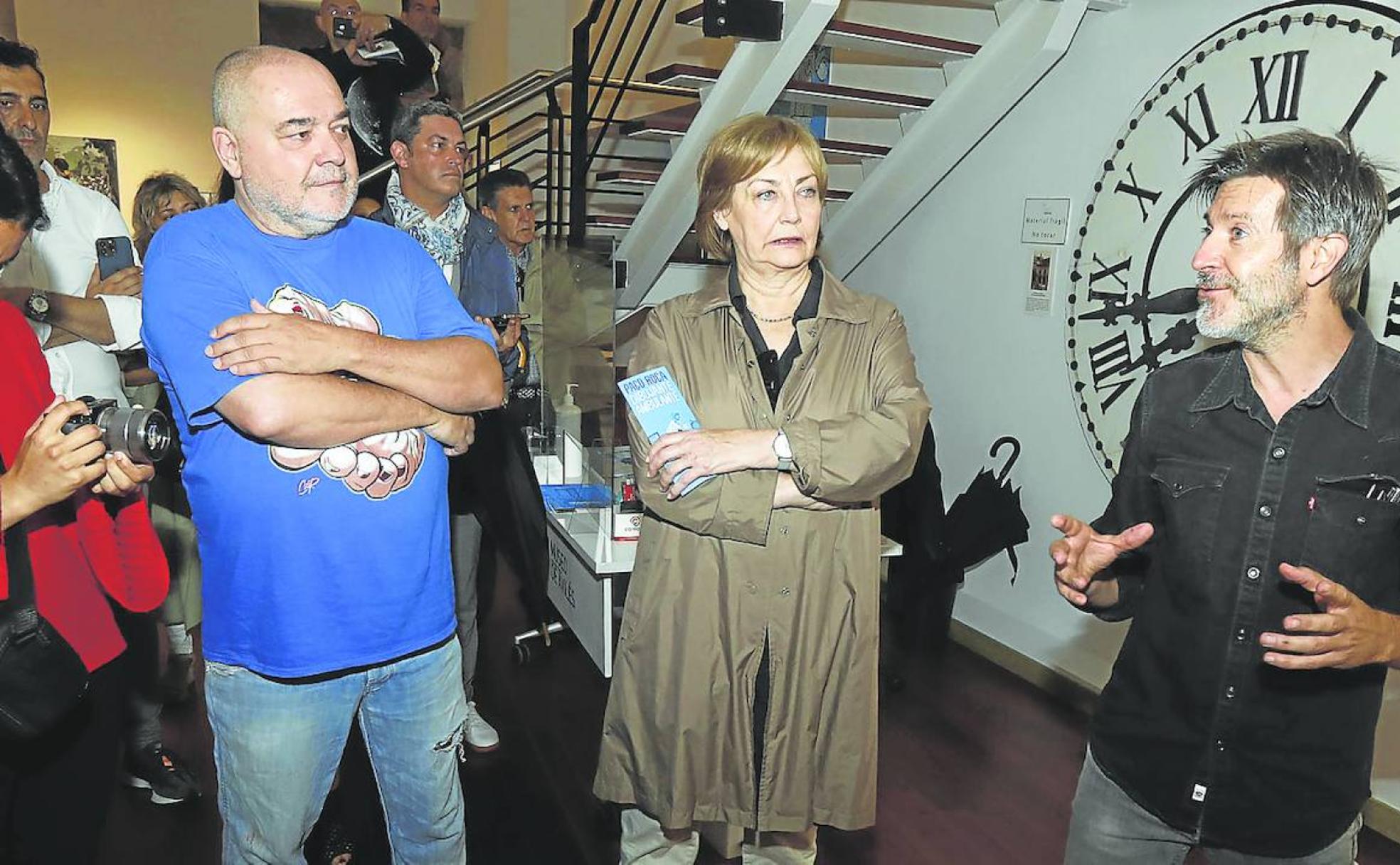 El comisario Mac Diego y a la aldaldesa atienden al dibujante.