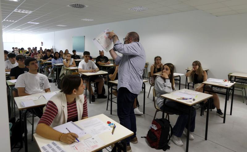 Un profesor vigilante explica a los alumnos, en la sede del campus gijonés, cómo completar los datos de identificación de su prueba.