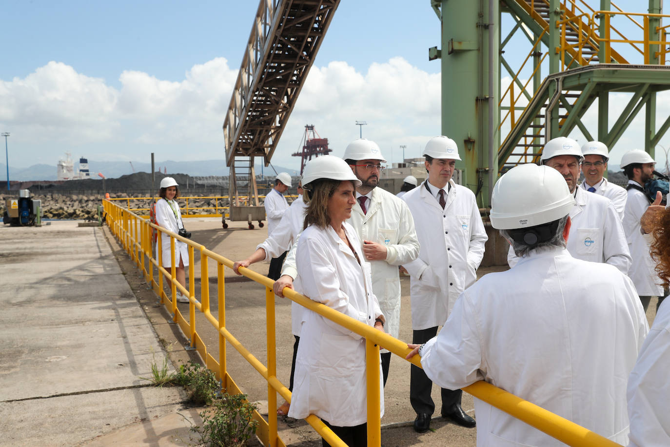 Fotos: Teresa Ribera visita la regasificadora de El Musel