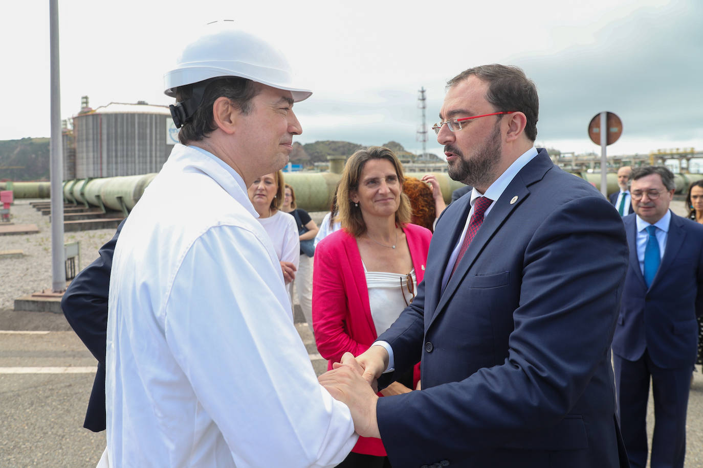 Fotos: Teresa Ribera visita la regasificadora de El Musel