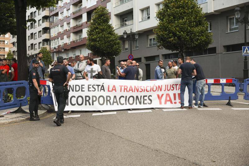 Fotos: Protesta ante la visita de Teresa Ribera: «Está destrozando a las comarcas mineras y a toda Asturias»