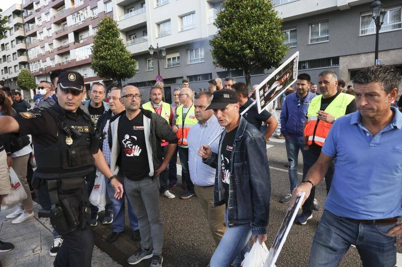 Fotos: Protesta ante la visita de Teresa Ribera: «Está destrozando a las comarcas mineras y a toda Asturias»