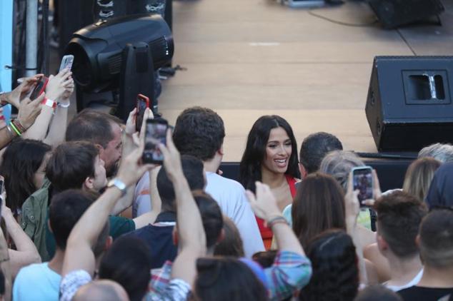 Chanel saluda a la prensa y al público durante el acto de apertura del Orgullo LGTBI. 