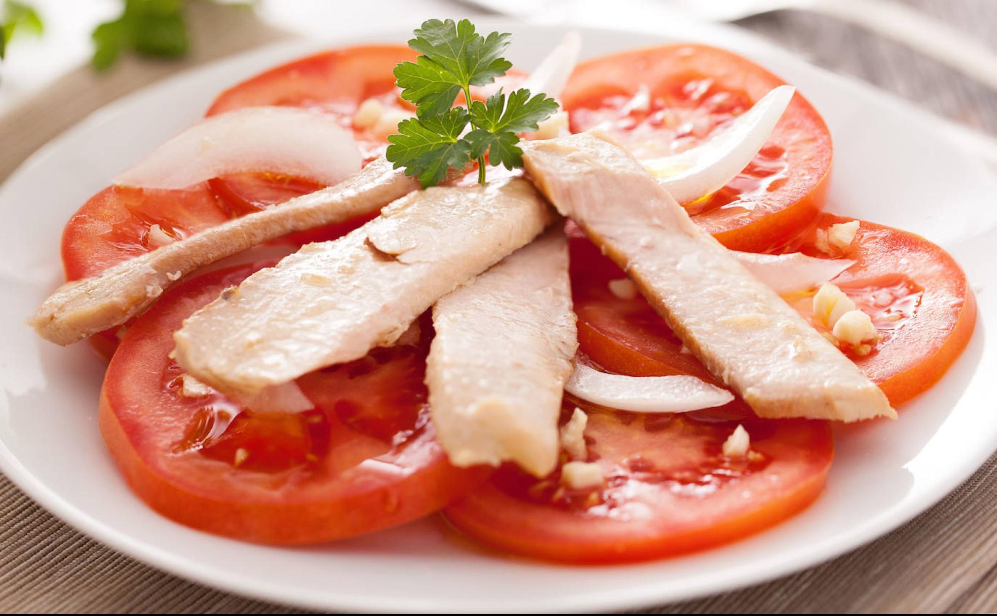 El tomate tanto en ensaladas como en cremas frías es un básico en esta época del año 