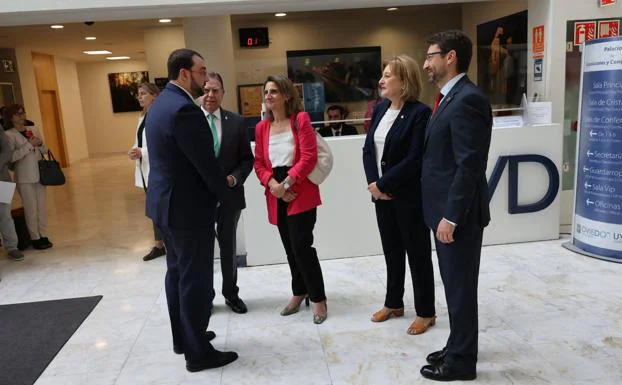 Teresa Ribera, junto al presidente del Principado, la delegada del Gobierno en Asturias, el alcalde de Oviedo y el consejero de Industria, en Oviedo.