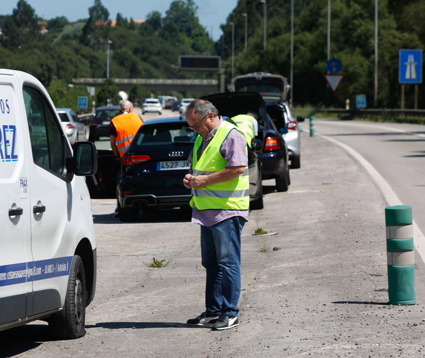 Un accidente con cinco coches implicados en la A-8 sentido Avilés provoca atascos kilométricos en la autopista 'Y' en el inicio de la tarde de este viernes