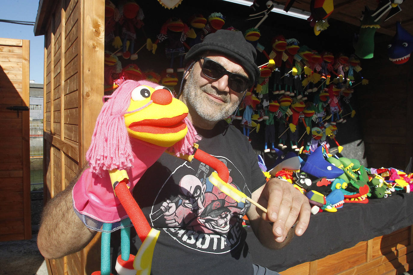 La Semana Negra ya está aquí. Y vino acompañada además de un día espectacular de sol y calor para disfrutar de todas las atracciones y de la buena literatura que reúne uno de los eventos más aclamados de la ciudad