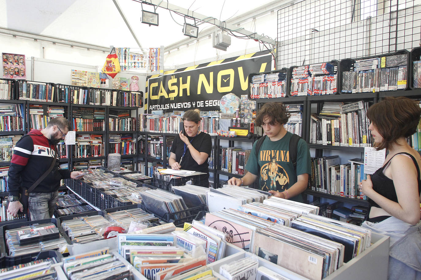 La Semana Negra ya está aquí. Y vino acompañada además de un día espectacular de sol y calor para disfrutar de todas las atracciones y de la buena literatura que reúne uno de los eventos más aclamados de la ciudad