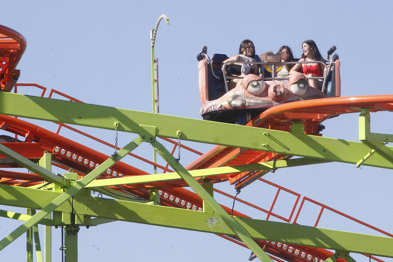 La Semana Negra ya está aquí. Y vino acompañada además de un día espectacular de sol y calor para disfrutar de todas las atracciones y de la buena literatura que reúne uno de los eventos más aclamados de la ciudad