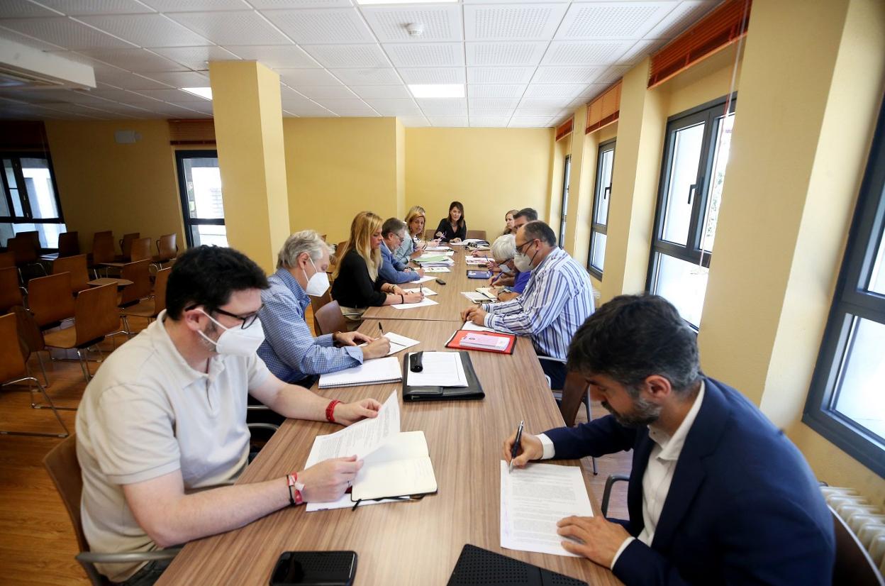 María Elena Arango, con los directores de colegios concertados, ayer. 
