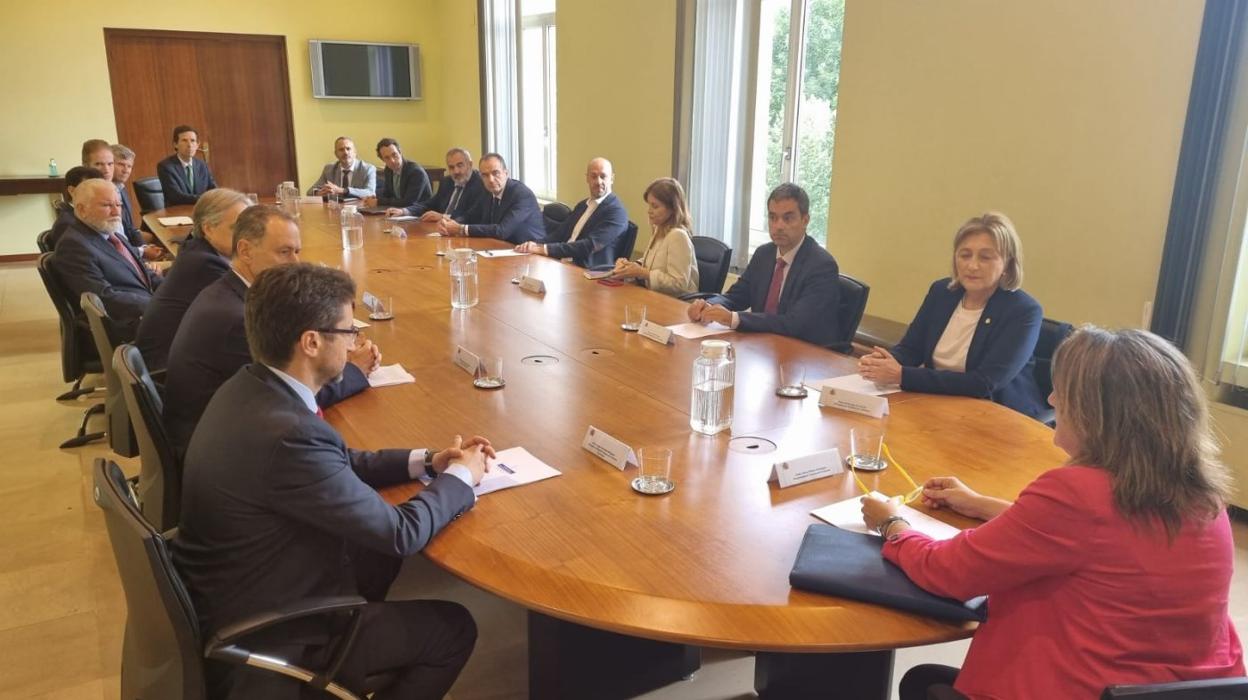 Ribera, en la reunión con los representantes de grandes empresas asturianas. 