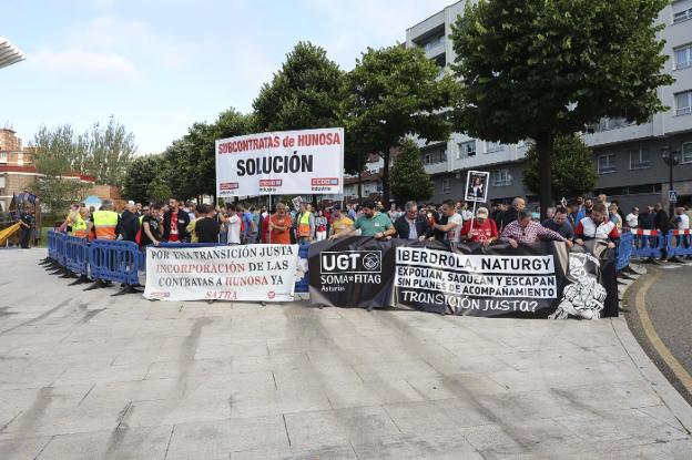 Trabajadores de la minería y la industria protestan ante el Palacio de Congresos de Oviedo, durante la visita de Teresa Ribera. 