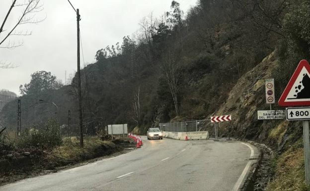 En una imagen de archivo, la carretera AS-117, en obras.