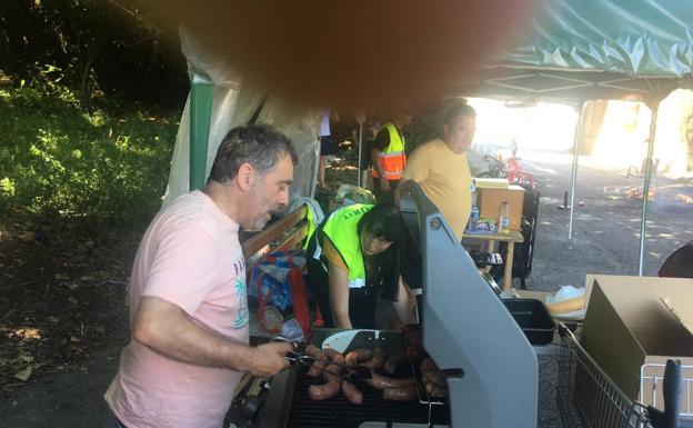 Parrillada espontánea con la que se ha celebrado este mediodía la decisión en el piquete a las puertas de la fábrica de La Maruca