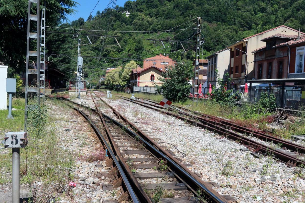 Estación de Feve en la localidad de Sotrondio, que quedará sin circulación de trenes a partir del 1 de agosto y hasta enero de 2023. 