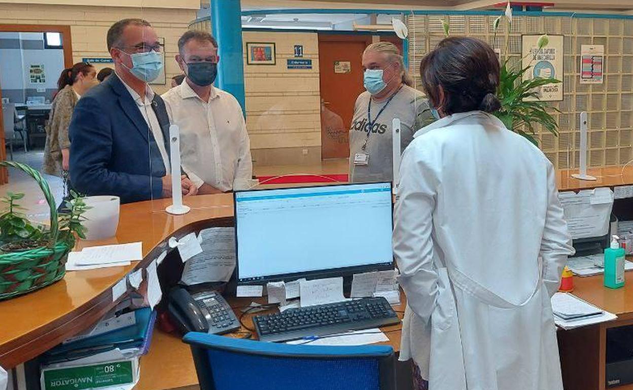 El consejero de de Salud, Pablo Fernández, junto con el alcalde de Gozón, Jorge Suárez, y el gerente del área sanitaria III, Ricardo de Dios, durante una visita al centro de salud de Luanco este sábado.