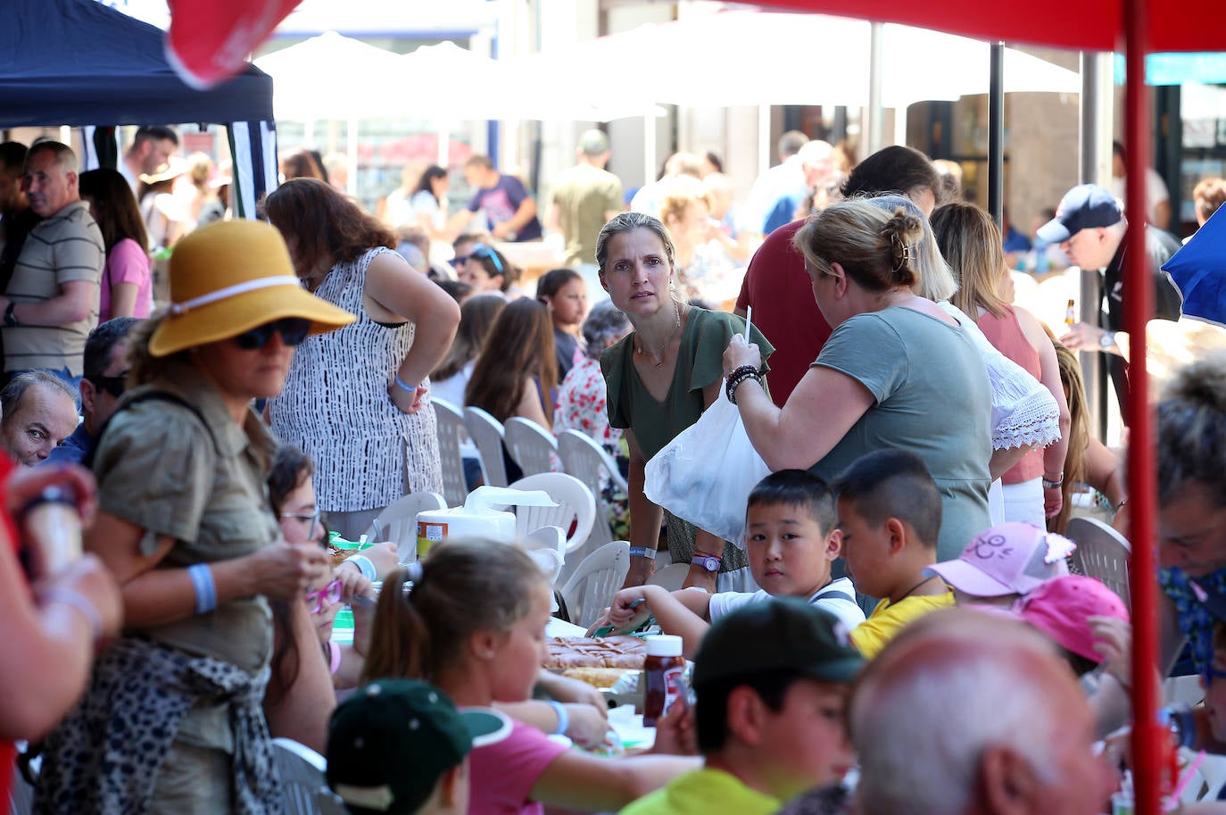 Fotos: Grado, con la comida en la calle para disfrutar de la fiesta