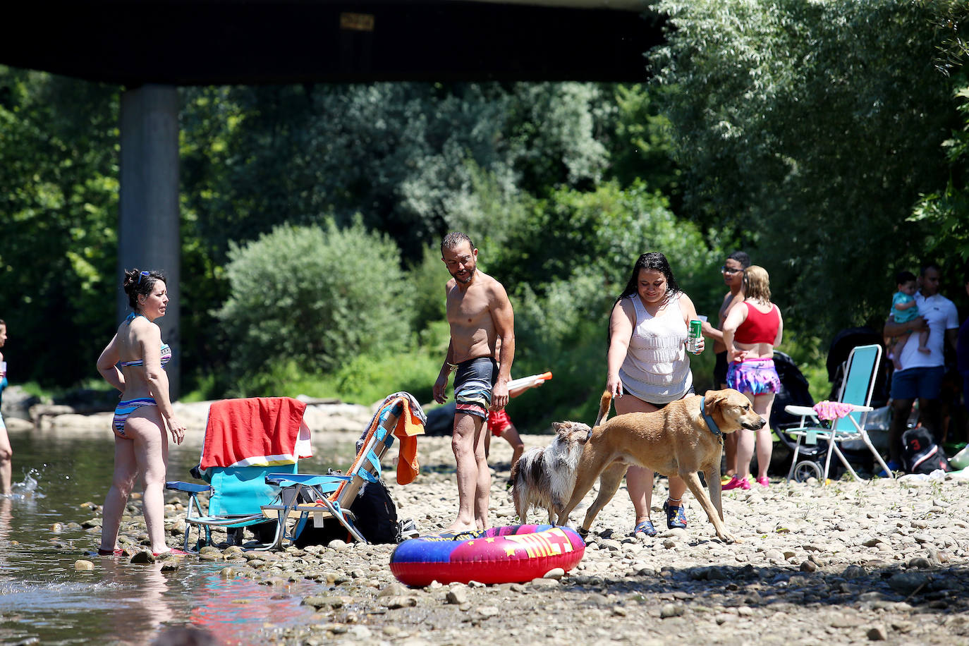 Fotos: Chapuzones para combatir las altas temperaturas de Asturias