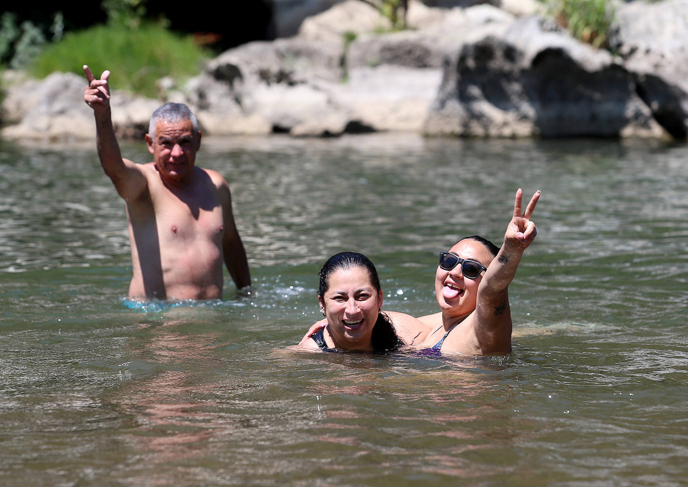 Fotos: Chapuzones para combatir las altas temperaturas de Asturias