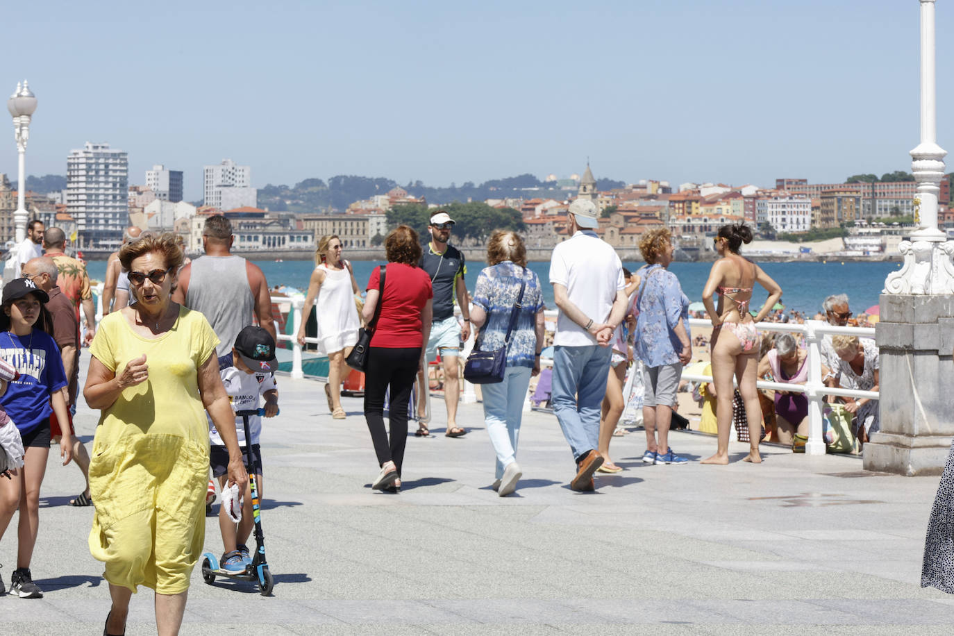 Fotos: Chapuzones para combatir las altas temperaturas de Asturias