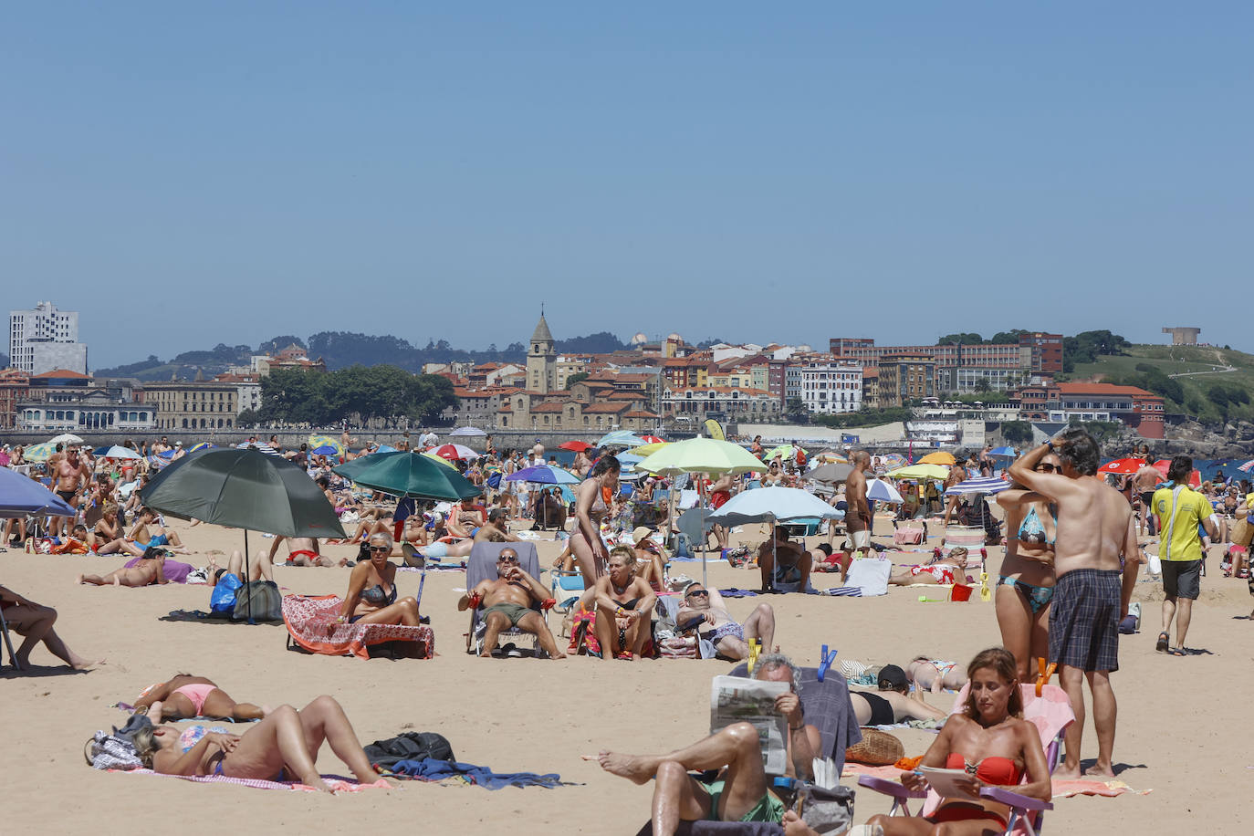 Fotos: Chapuzones para combatir las altas temperaturas de Asturias