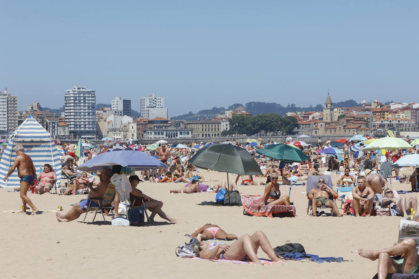 Fotos: Chapuzones para combatir las altas temperaturas de Asturias