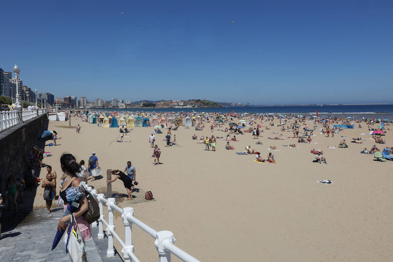 Fotos: Chapuzones para combatir las altas temperaturas de Asturias