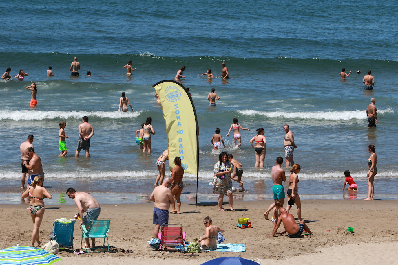 Fotos: Chapuzones para combatir las altas temperaturas de Asturias