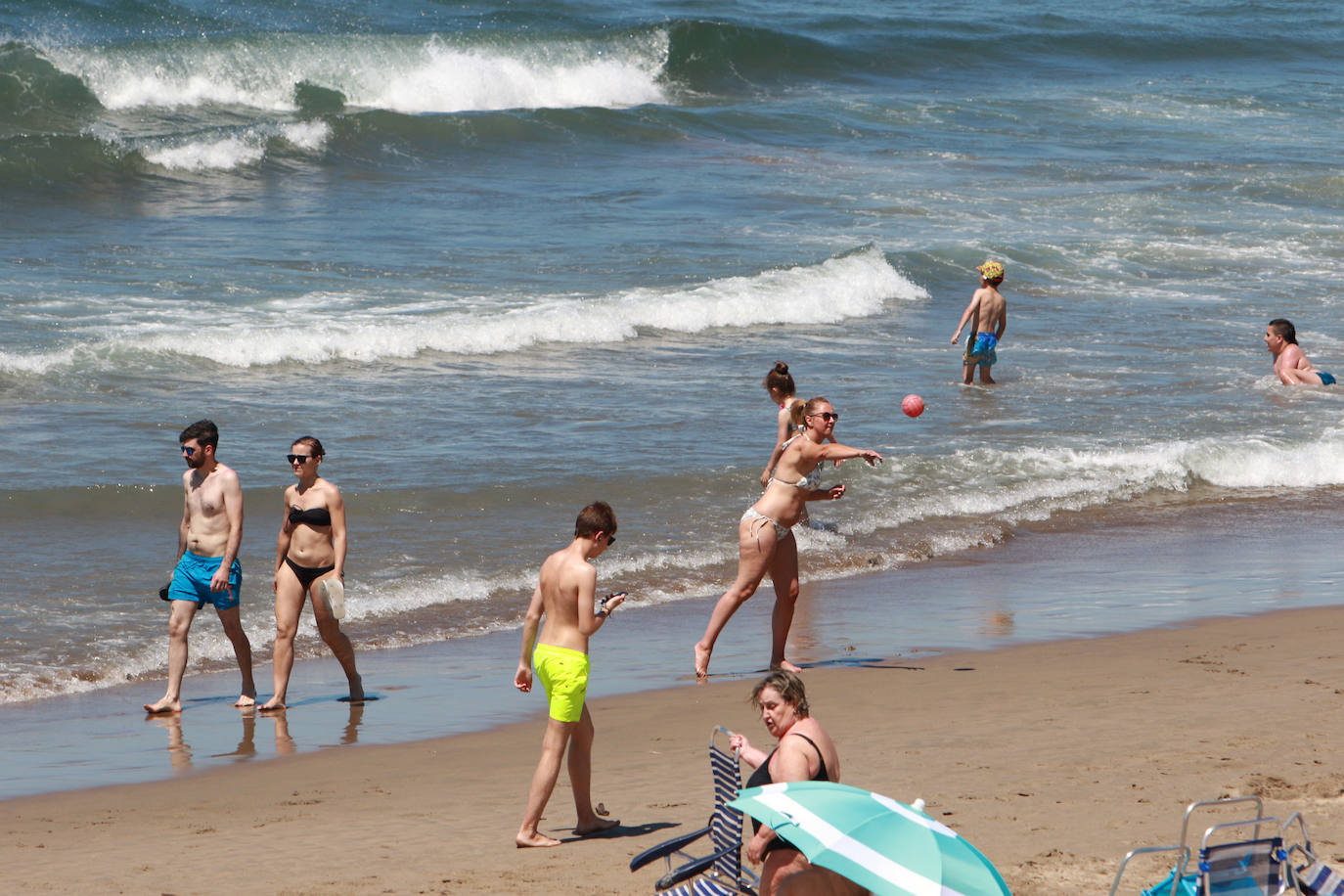 Fotos: Chapuzones para combatir las altas temperaturas de Asturias