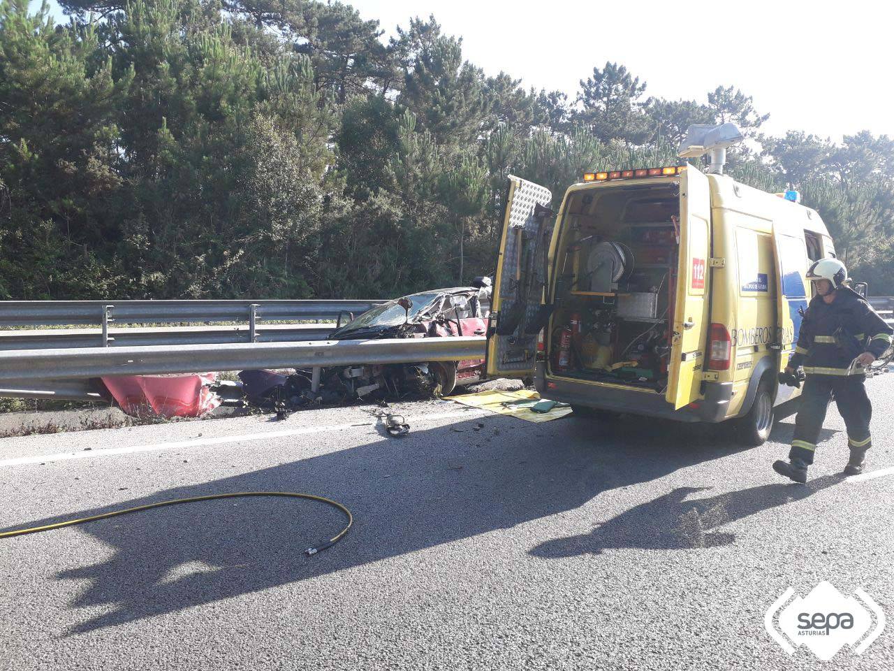 Intervención de los Bomberos tras el accidente en la autovía.