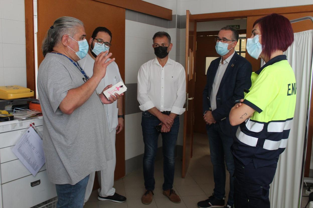 Ricardo de Dios, Jorge Suárez y Pablo Fernández hablan con los trabajadores del centro de salud. 