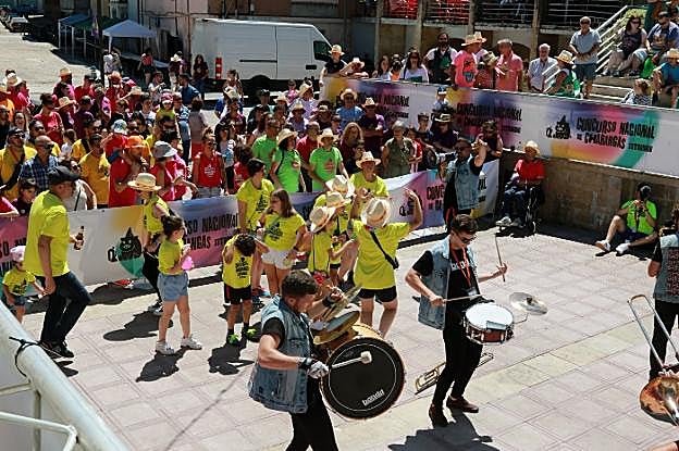 Las agrupaciones animaron la jornada. 