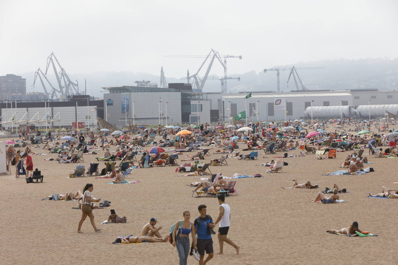 Fotos: La ola de calor llena las playas y terrazas de Asturias