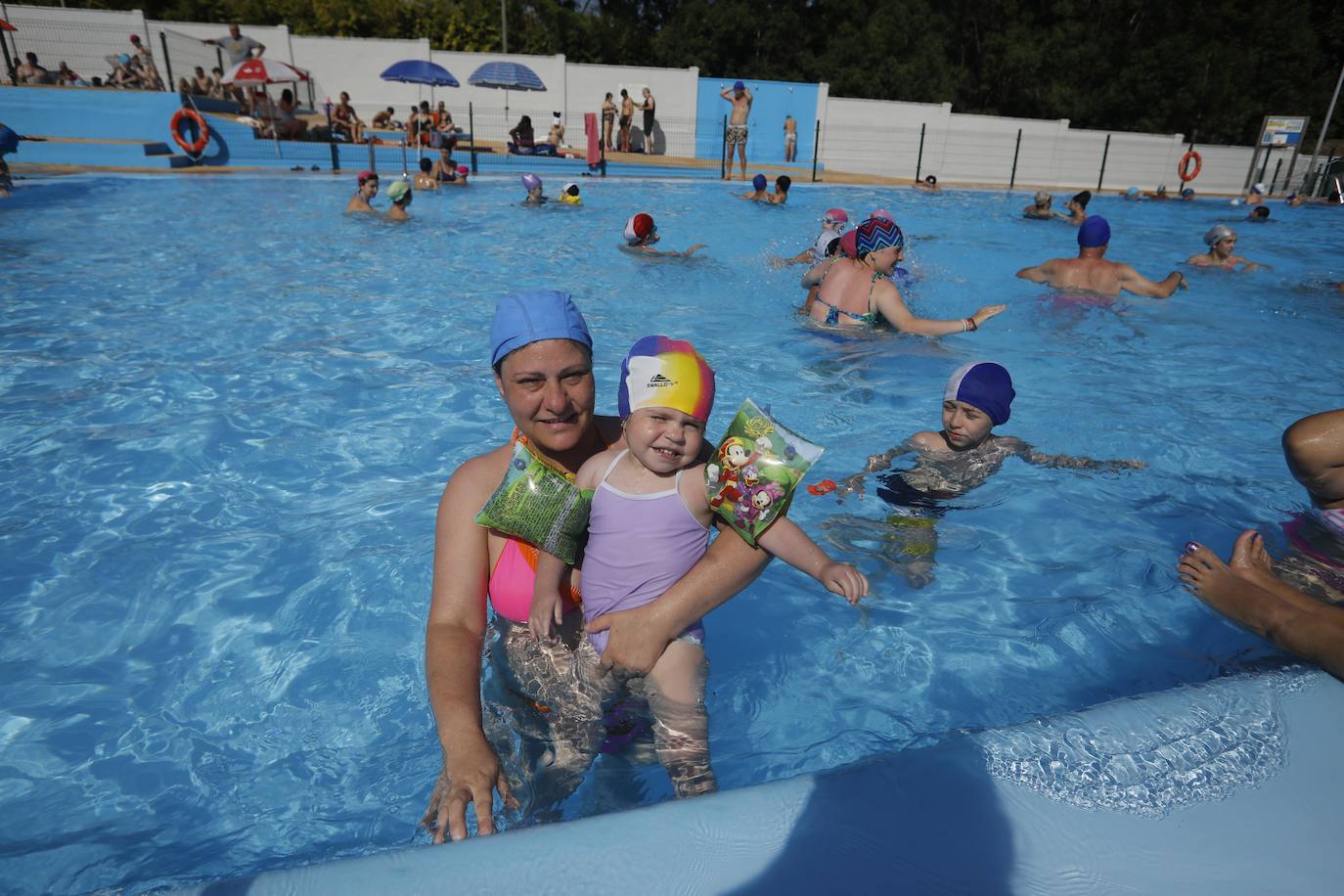 Fotos: La ola de calor llena las playas y terrazas de Asturias