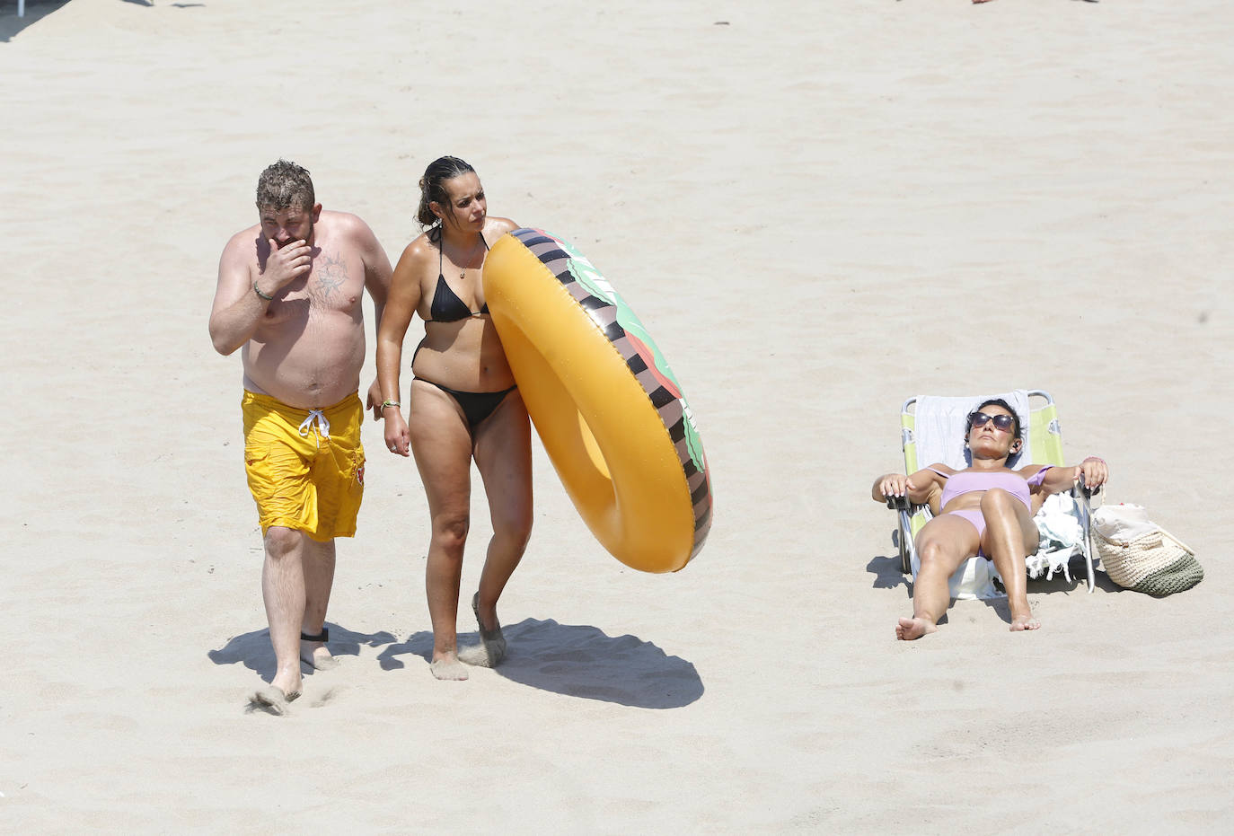 Fotos: La ola de calor llena las playas y terrazas de Asturias