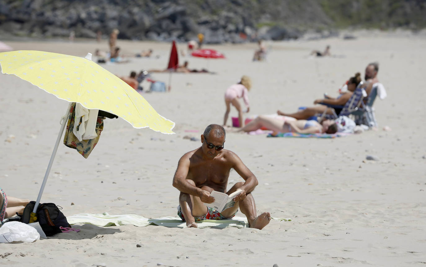 Fotos: La ola de calor llena las playas y terrazas de Asturias